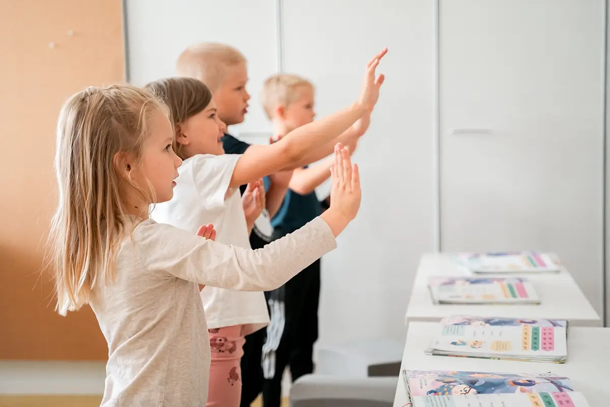 Lapset ja opettajat osallistuvat Geegon liikuntahetkeen