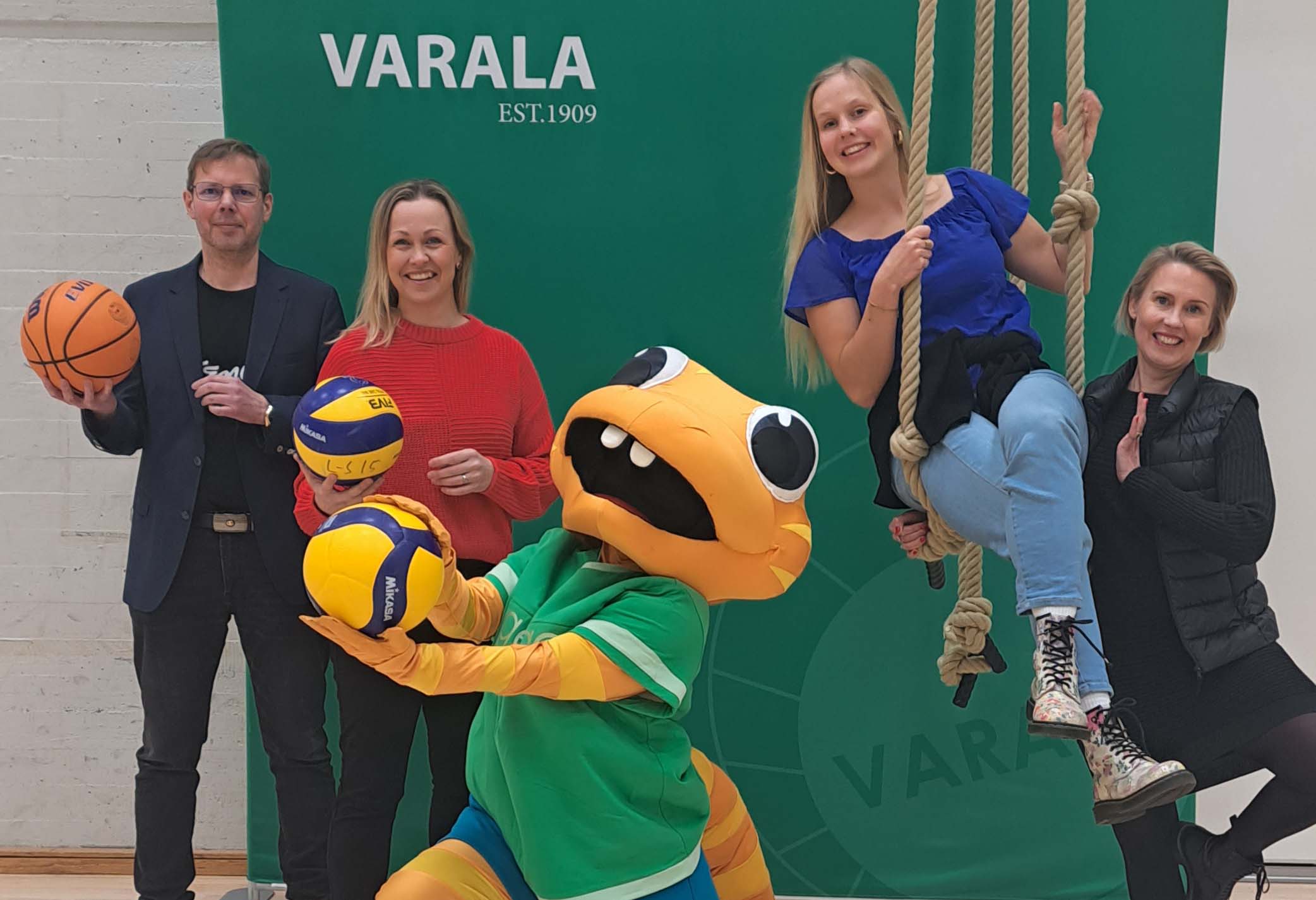 Lapset liikkuvat yhdessä kouluympäristössä